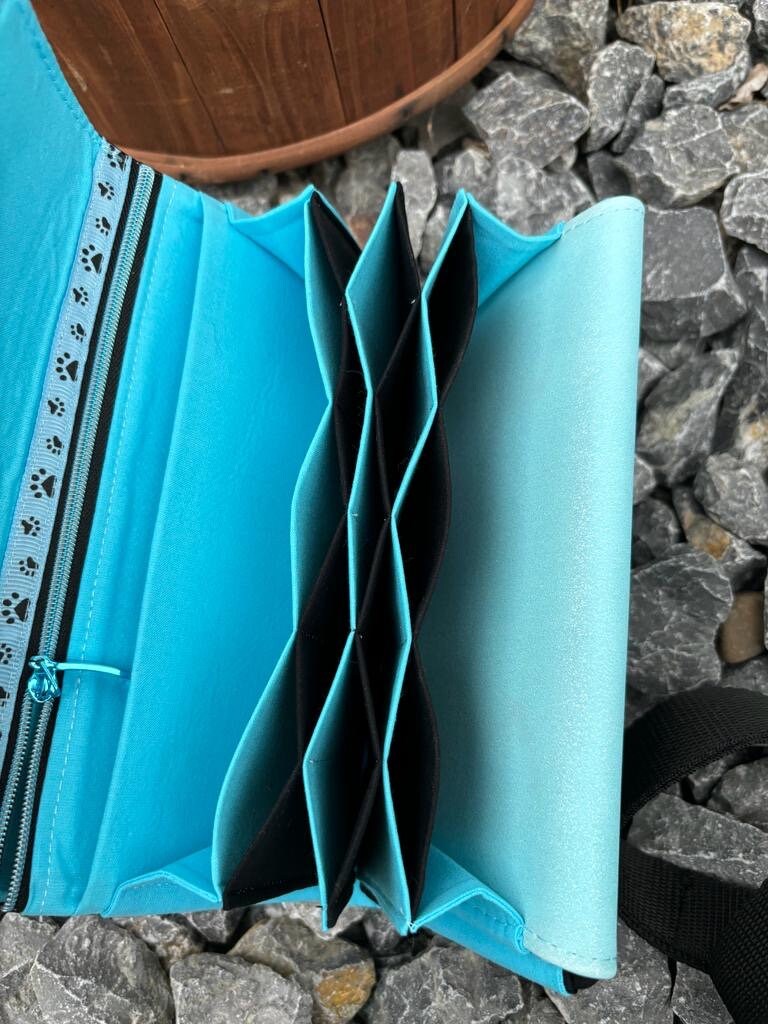 Geldbörse Big Genius FederBig Genius Feder

Diese Tolle Kellnerbörse hat eine Grösse von 20cm x10cm x2,75cm.
Aussen besteht das Big Genius aus Kunstleder, innen habe ich Baumwollstoff verwendGeldbörseMein ShopHenkSewnGeldbörse Big Genius Feder