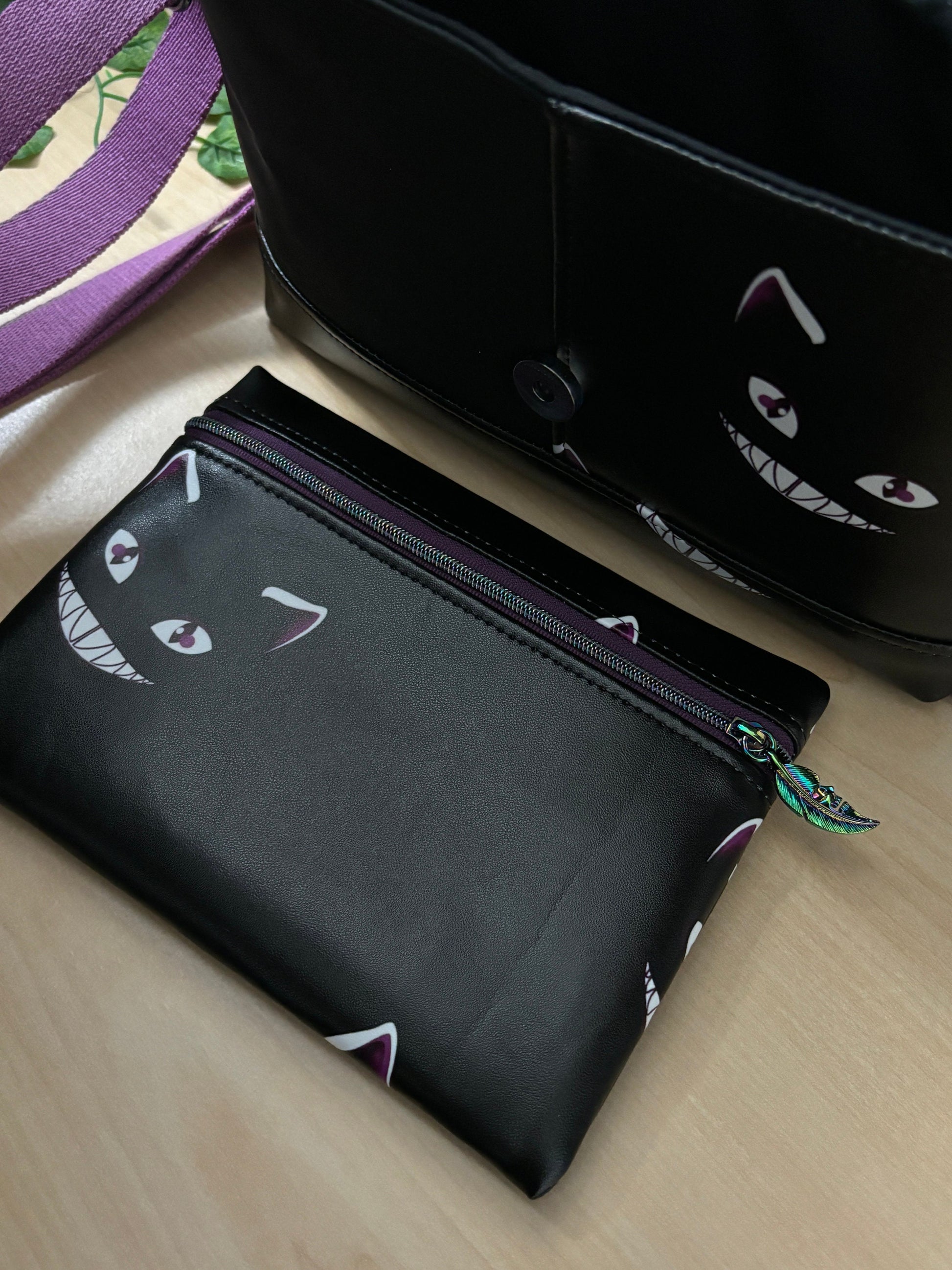 kleine Handtasche / Damen Umhängetasche GrinsekatzeDiese tolle Handtasche hat die Grösse von 28 cm x 19 cm x 7 cm.
Geschlossen wird die Tasche mit einer Klappe mit Magnetverschluss.
Das Innenleben besteht aus einem kHandtascheMein ShopHenkSewnkleine Handtasche / Damen Umhängetasche Grinsekatze