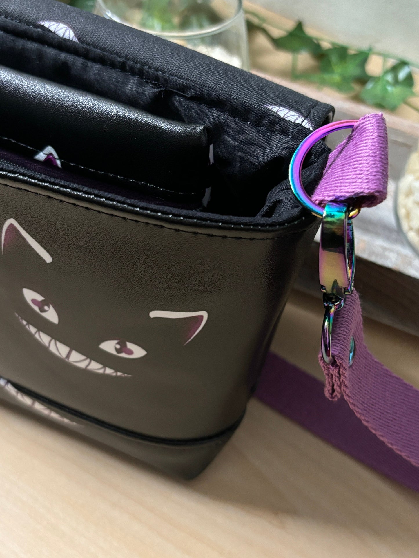 kleine Handtasche / Damen Umhängetasche GrinsekatzeDiese tolle Handtasche hat die Grösse von 28 cm x 19 cm x 7 cm.
Geschlossen wird die Tasche mit einer Klappe mit Magnetverschluss.
Das Innenleben besteht aus einem kHandtascheMein ShopHenkSewnkleine Handtasche / Damen Umhängetasche Grinsekatze