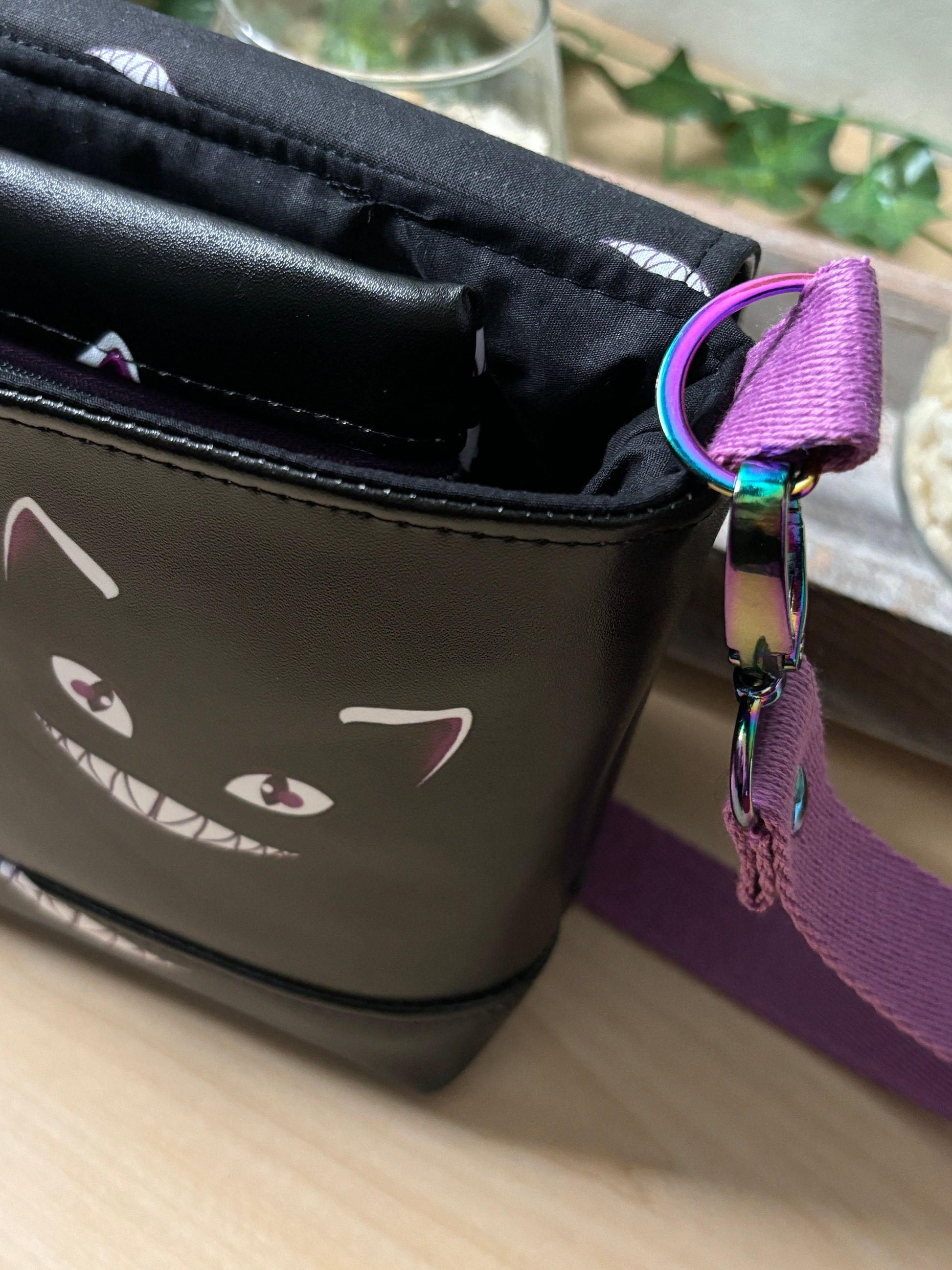 kleine Handtasche / Damen Umhängetasche GrinsekatzeDiese tolle Handtasche hat die Grösse von 28 cm x 19 cm x 7 cm.
Geschlossen wird die Tasche mit einer Klappe mit Magnetverschluss.
Das Innenleben besteht aus einem kHandtascheMein ShopHenkSewnkleine Handtasche / Damen Umhängetasche Grinsekatze