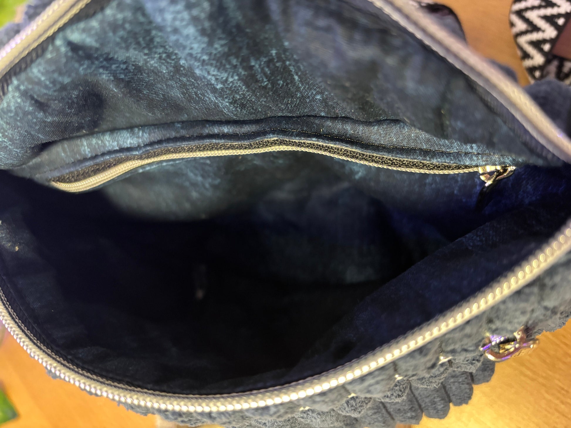 Bauchtasche / Slingbag aus super weichem feinen BreitcordEine Bautasche aus dem tollem weichem feinem Breitcord.
In die Bauchtasche passt, neben einer kleinen Geldbörse und dem Handy, eine kleine Trinkflasche.
In dem obereSlingbagHenkSewnHenkSewnBauchtasche / Slingbag aus super weichem feinen Breitcord